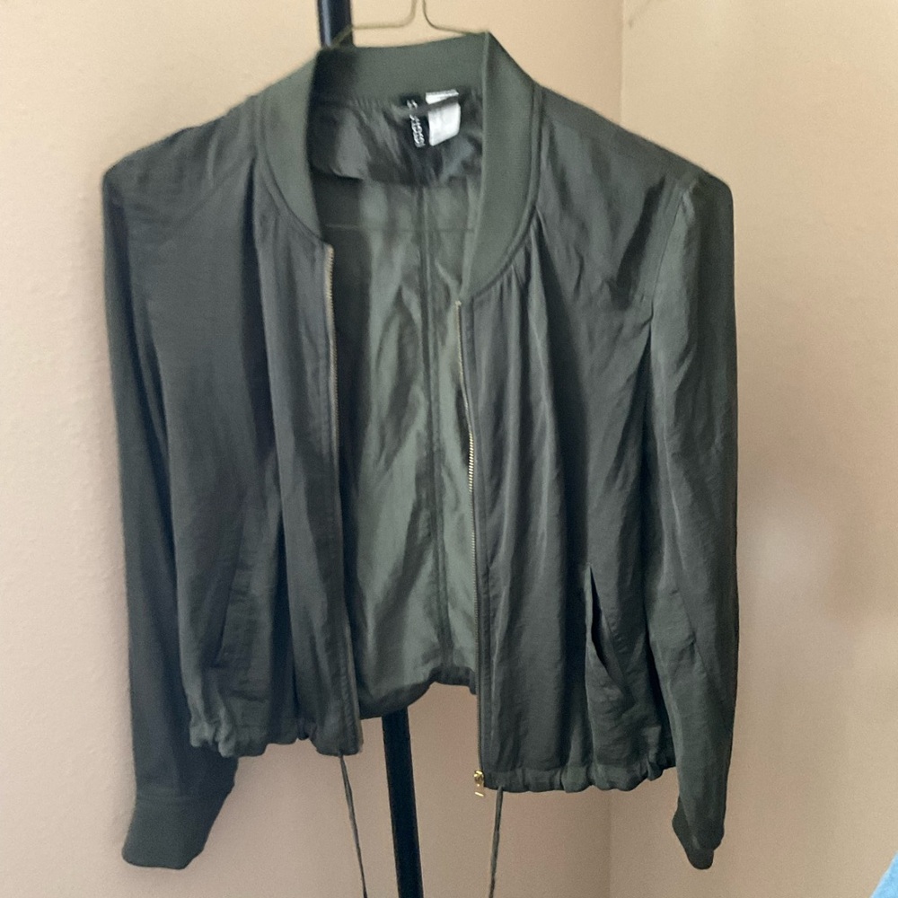 H&M Green Bomber Jacket with Classic Collar and Relaxed Fit